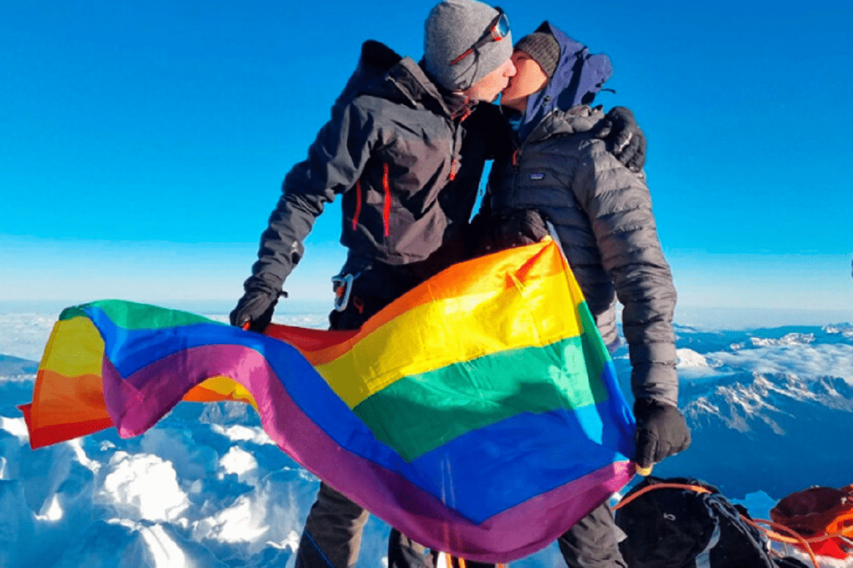 ¡Abajo la homofobia! Alpinistas colocan bandera LGBTIQ+ en la cumbre llamada "Vladimir Putin" 5 bandera lgbt alpinistas 1
