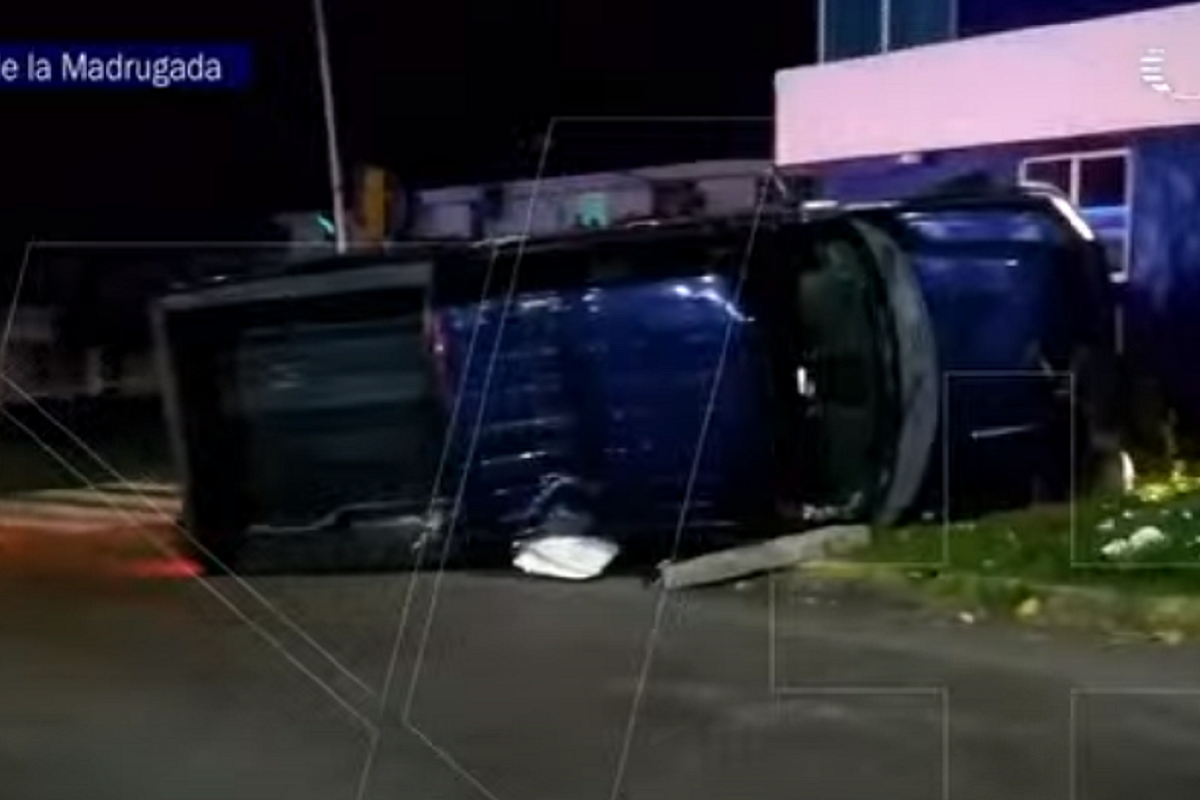 Vuelca camioneta en la recta a Cholula, derriba semáforo y antena 2 camioneta