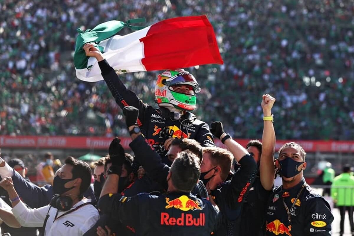 "Me empujaron mucho": Checo Pérez agradece a su afición tras ganar tercer lugar en el GP de México 2 checo