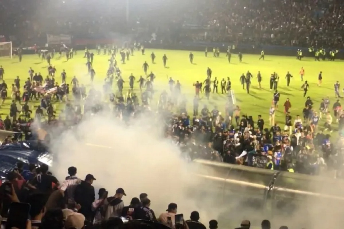 Tragedia en Indonesia: mueren 125 personas en estampida en un estadio de futbol 2 indonesia tragedia futbol