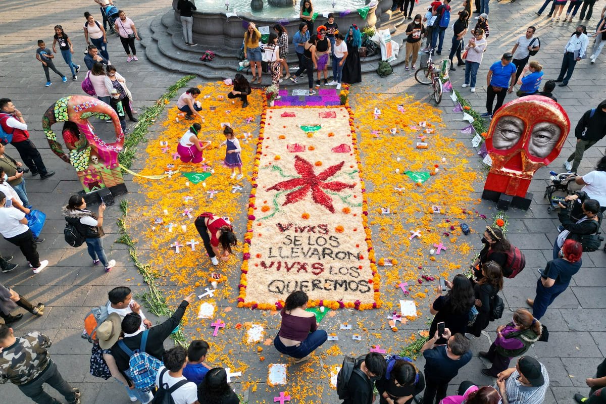 "Vivxs se los llevaron", colectivas montan ofrenda en zócalo de Puebla 4 ofrenda puebla 1