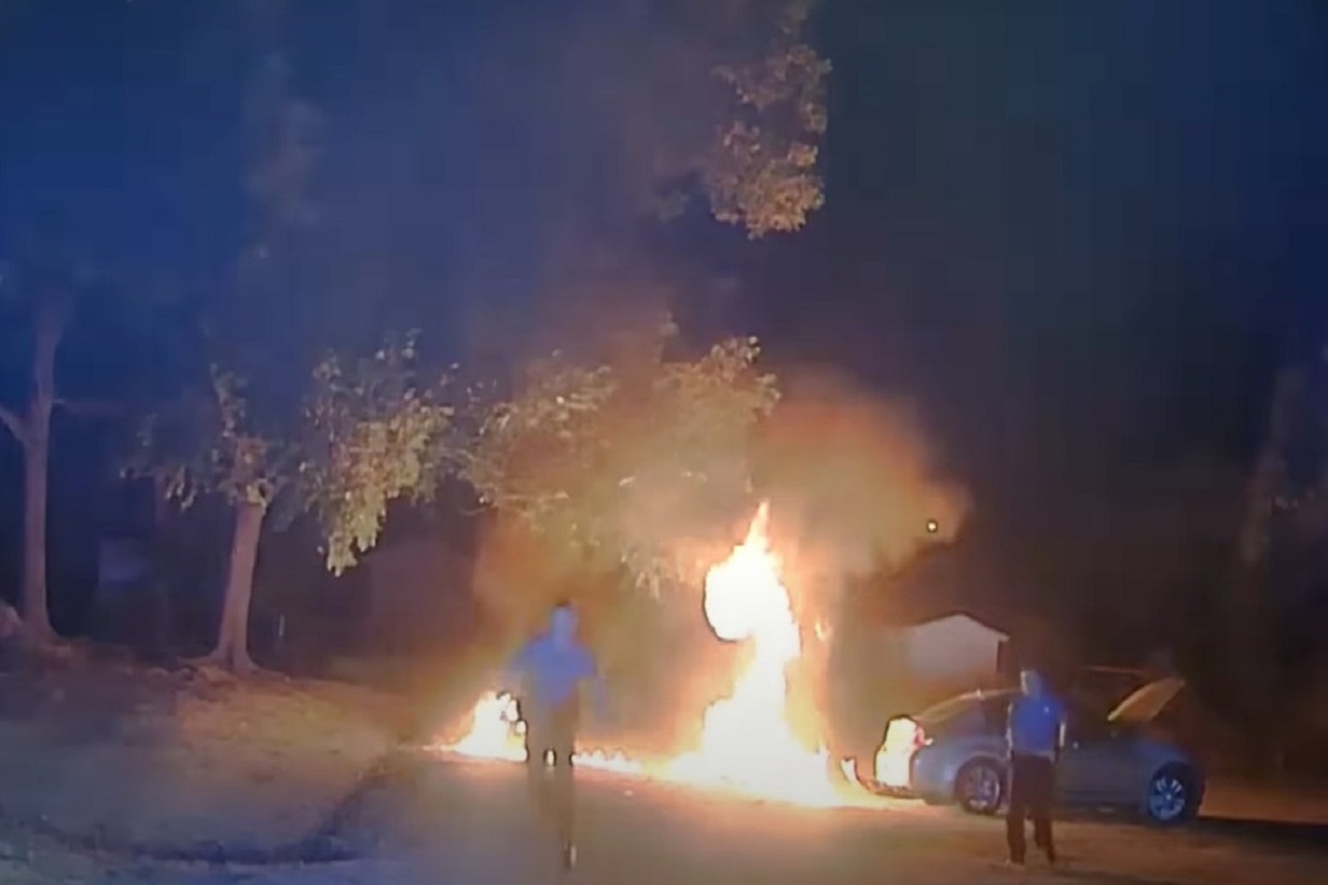 VIDEO: Policía de EU dispara con una pistola de electrochoques y prende fuego a un sospechoso 2 policia