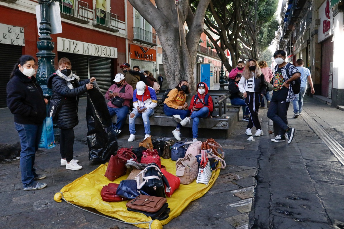 Ambulantes ocupan "halcones" para instalarse en el Centro de Puebla 2 torito