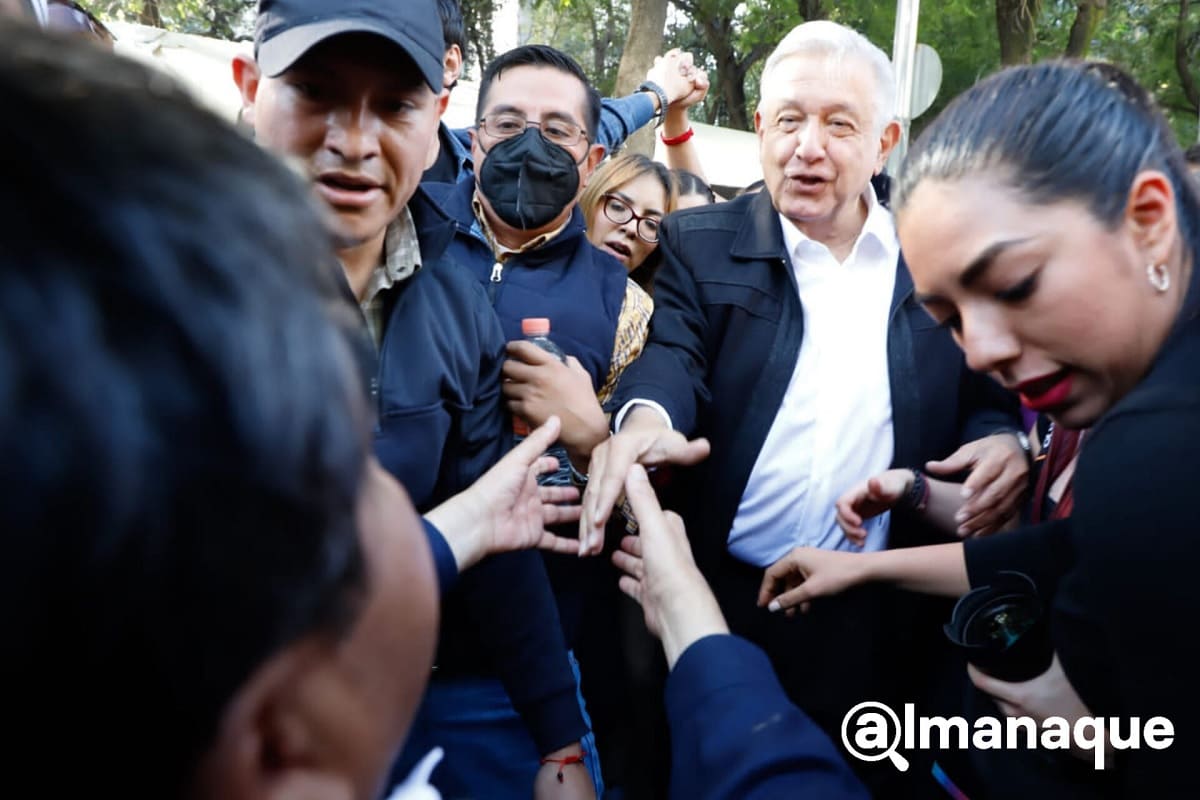 ¿Qué se dijeron Barbosa y AMLO durante la mega marcha en CdMx? 2 Barbosa y AMLO mega marcha cdmx 1
