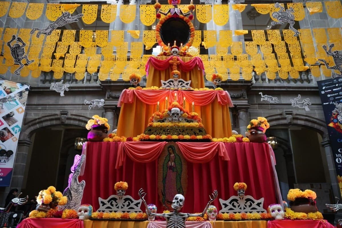 Ofrenda en el Palacio Municipal rompe récord de visitantes, con más de 112 mil personas 2 Ofrenda en el Palacio Municipal 1