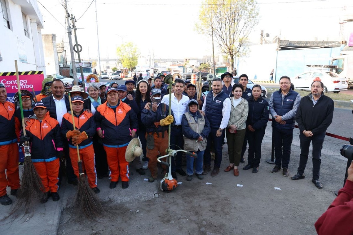 Eduardo Rivera encabeza los trabajos de limpieza de la avenida Alfredo Toxqui 2 WhatsApp Image 2022 11 16 at 12.14.39 PM