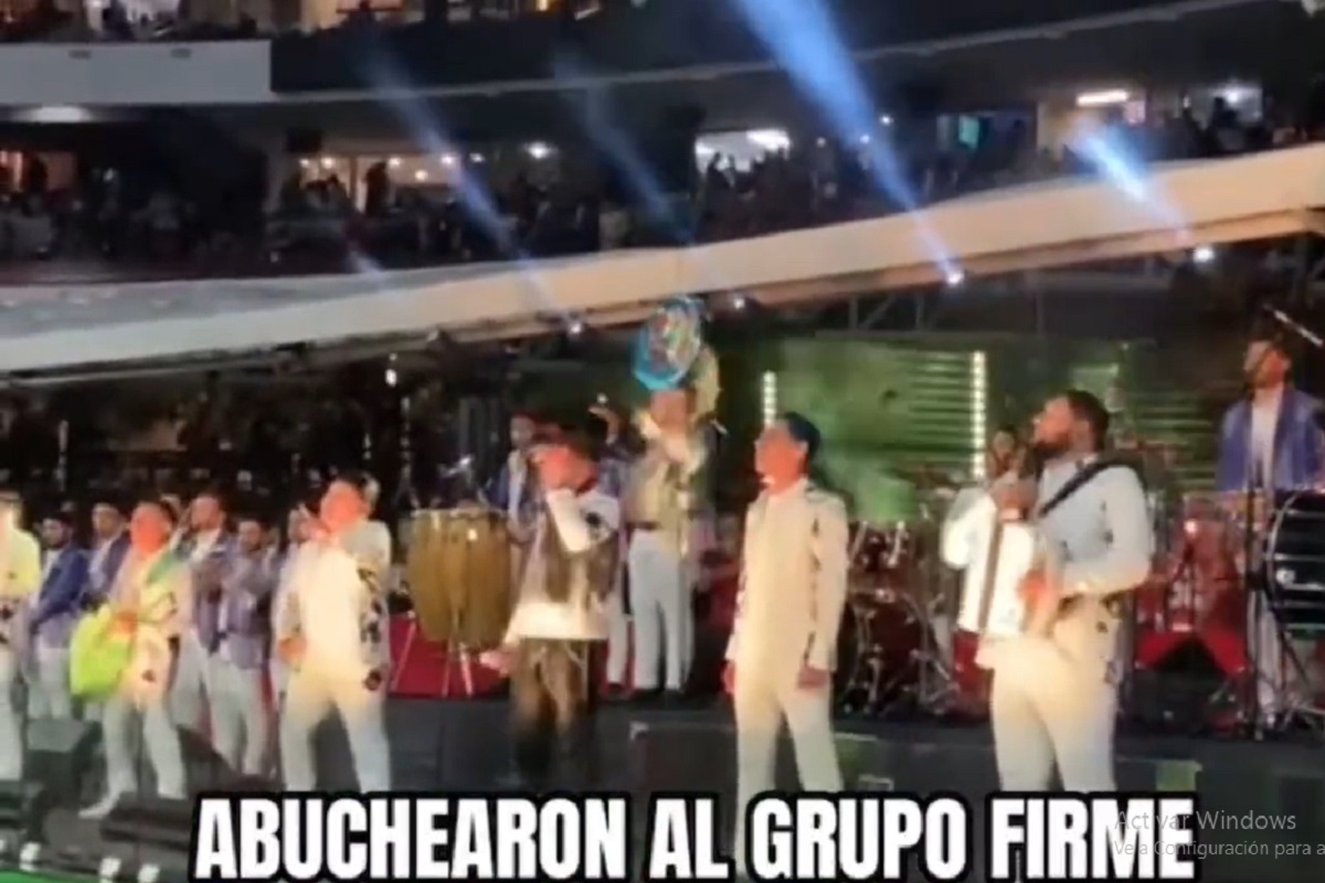 VIDEOS: Abuchean a Grupo Firme en partido de la NFL en el Estadio Azteca 2 abuchean a grupo firme
