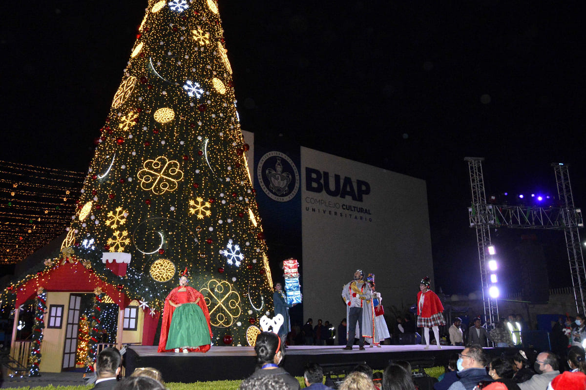 Decenas de poblanos asisten al encendido del árbol de navidad en el CCU de la BUAP 2 arbol navideno buap 1