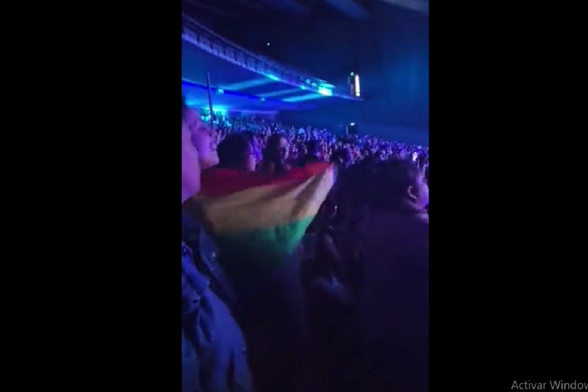 Denuncian discriminación en el concierto de Kany García en Puebla: Les quitan sus banderas LGBT 2 discriminacion auditorio metropolitano lgbt