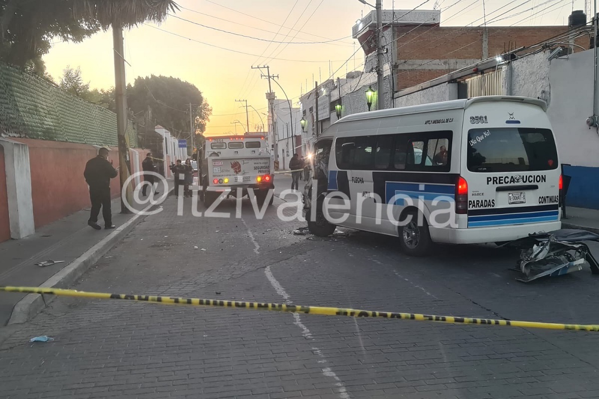 Choque entre ruta Flecha Azul y camioneta de valores deja dos lesionados en Puebla 2 flecha azul