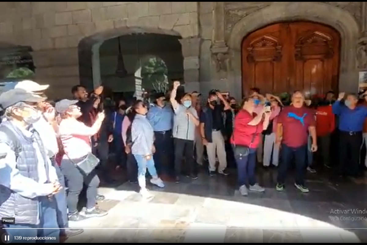 Morenistas se manifiestan a favor de la 4T afuera del Palacio Municipal de Puebla 2 maraton pueblaa 1