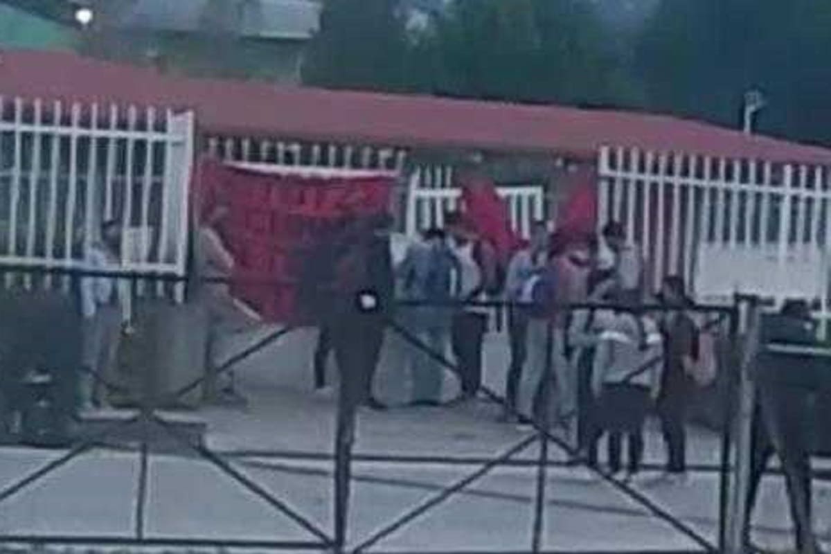 VIDEO: Normalistas de Teteles toman plantel con apoyo de estudiantes de Ayotzinapa 4 normalistas de teteles 2 1