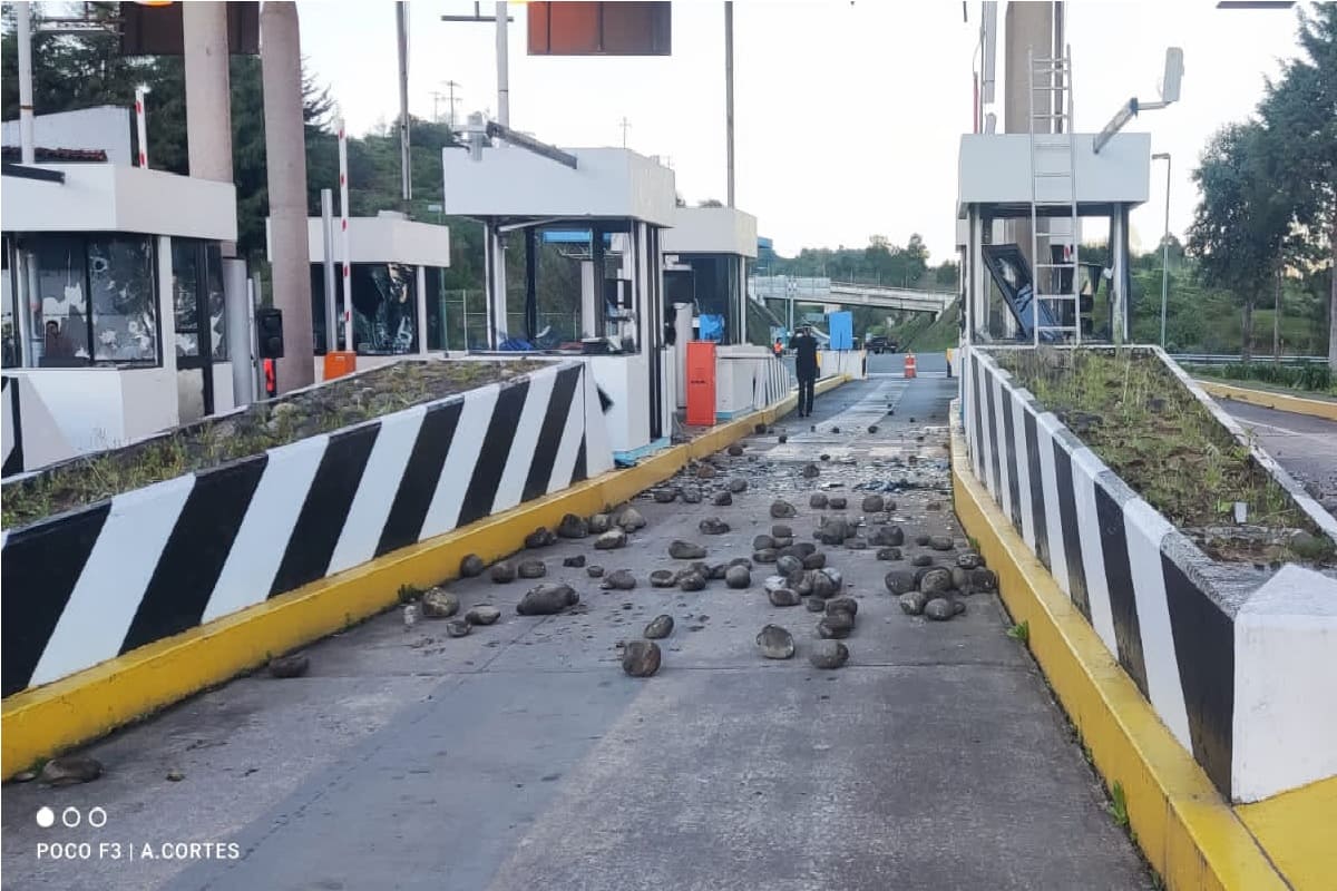 Normalistas de Teteles destrozan caseta de Atempan; Barbosa anuncia denuncias 3 normalistas de teteles destrozos atempan denuncias 1