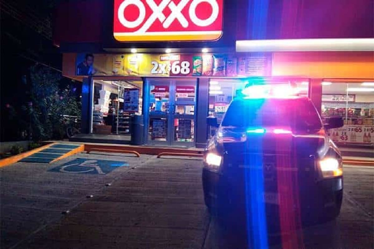 Universitarios detenidos agredieron a una mujer policía; fueron acusados de robar en un Oxxo 4 universitarios roban un oxxo 1