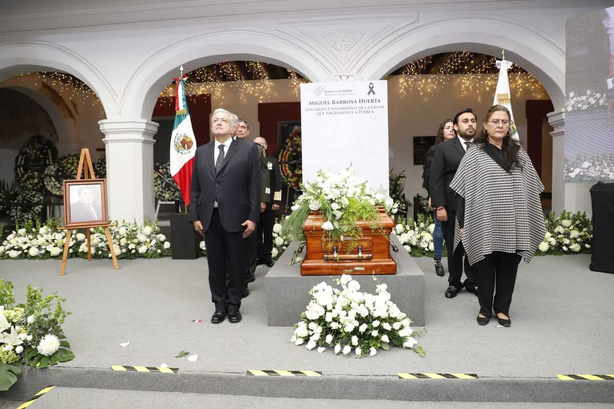 En Casa Aguayo, preside AMLO homenaje póstumo al gobernador Miguel Barbosa Huerta 2 AMLO preside homenaje postumo a Barbosa 1