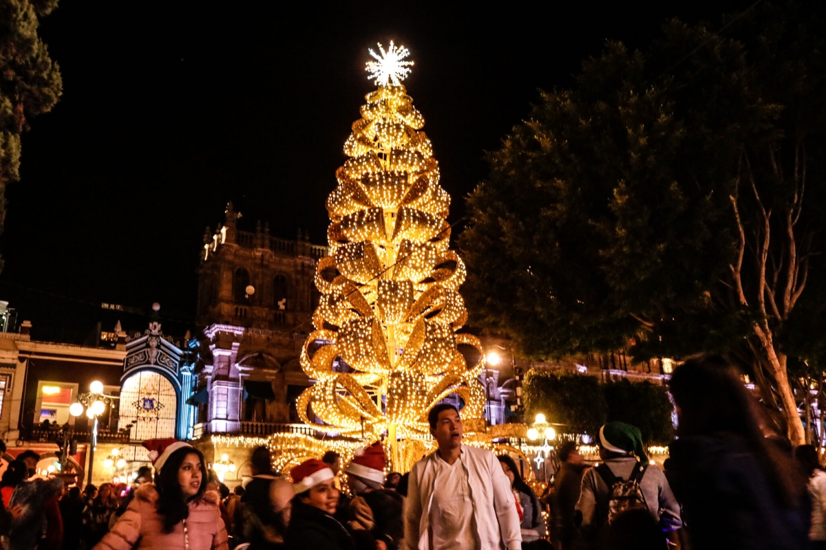 ¡Llegó la Navidad a Puebla! Encienden el árbol y el Paseo de las Luces en el zócalo 7 Picsart 22 12 04 23 02 50 487