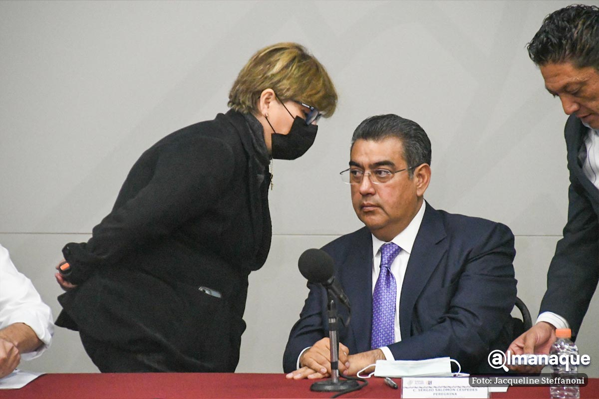Gobernador de Puebla rechaza injerencia en favor de la coordinadora de comunicación y su familia 2 Sergio Salomon y Vero Velez comunicacion puebla