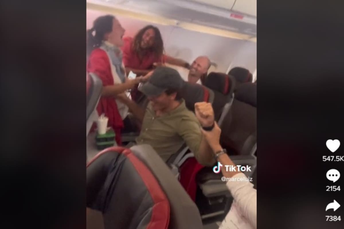 VIDEO: argentinos se enteran de que son campeones en avión a medio vuelo 2 argentinos avion 1