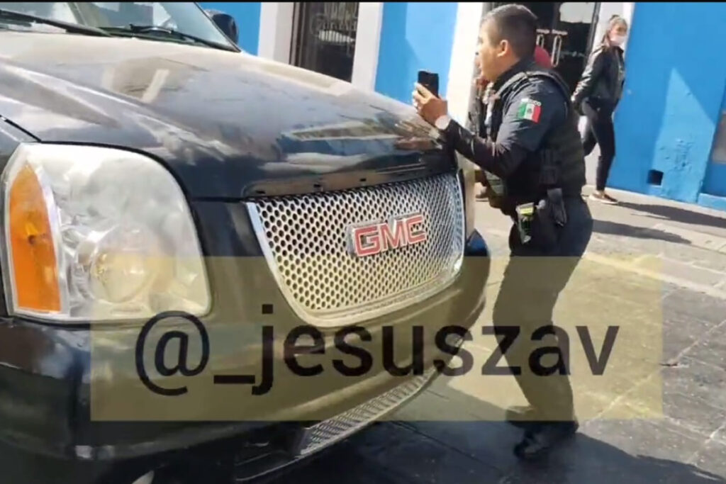 intentan arrollar a policías