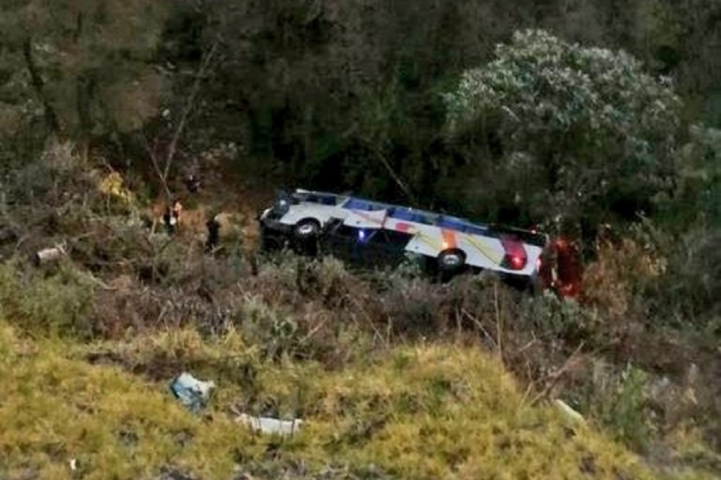 autobus cae a un barranco