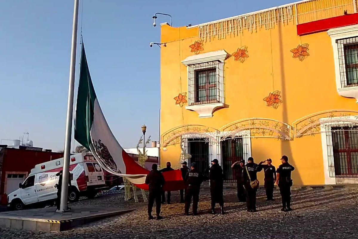 Ante el Fallecimiento de Barbosa, bajan la bandera frente a Casa Aguayo 2 bajan bandera casa aguayo 1