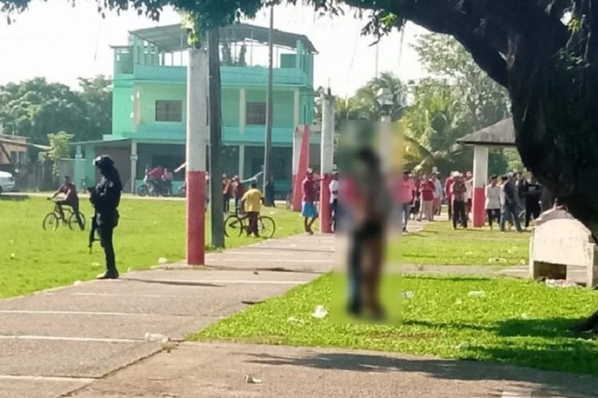 Linchan y cuelgan de un árbol a presunto sicario en Tabasco 2 linchan a sicario en tabasco