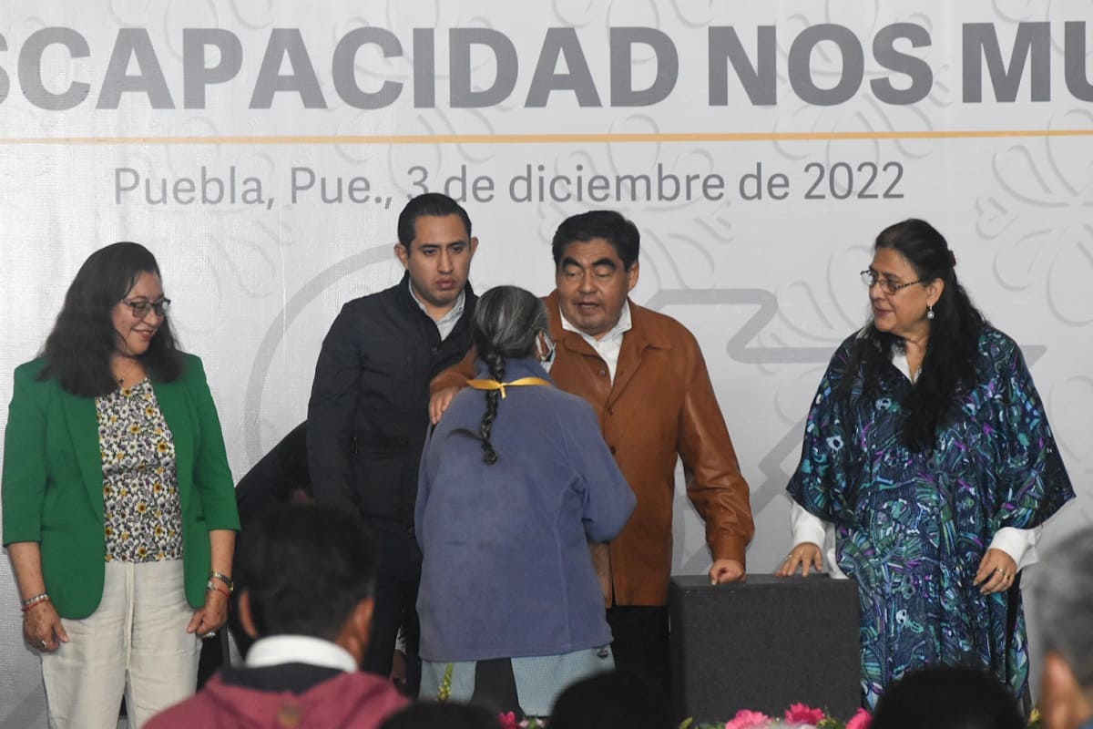 Barbosa entrega aparatos ortopédicos: “yo soy alguien que vivió lo que viven” 2 miguel barbosa aparatos auditivos