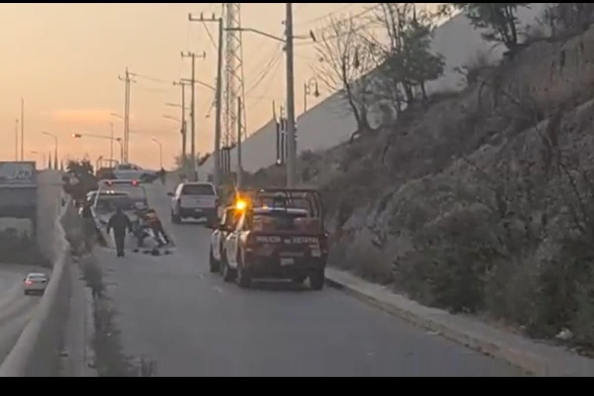 Muere motociclista tras impactarse con un poste en el bulevar Carmelitas 2 muere motociclista poste carmelitas 1