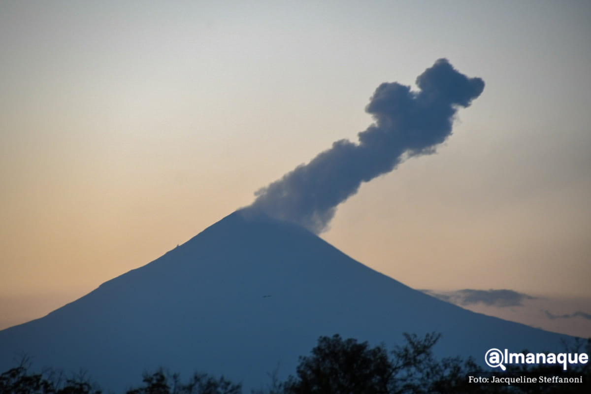Fumarola del Popocatépetl del 28 de diciembre de 2022