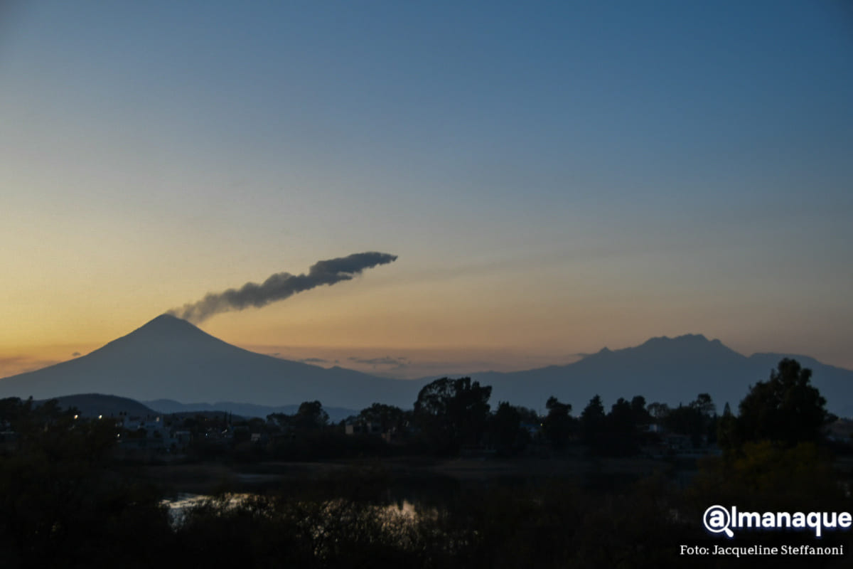 FOTOS: Esta fue la espectacular fumarola que lanzó el Popocatépetl la tarde del 28 de diciembre 4 popocatepetl 1