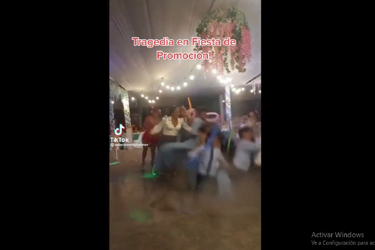 VIDEO: Piso colapsa en fiesta de graduación y jóvenes caen en Perú 2 socavon fiesta peru