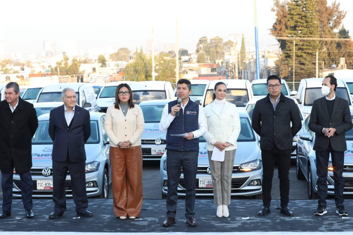 Eduardo Rivera entrega vehículos