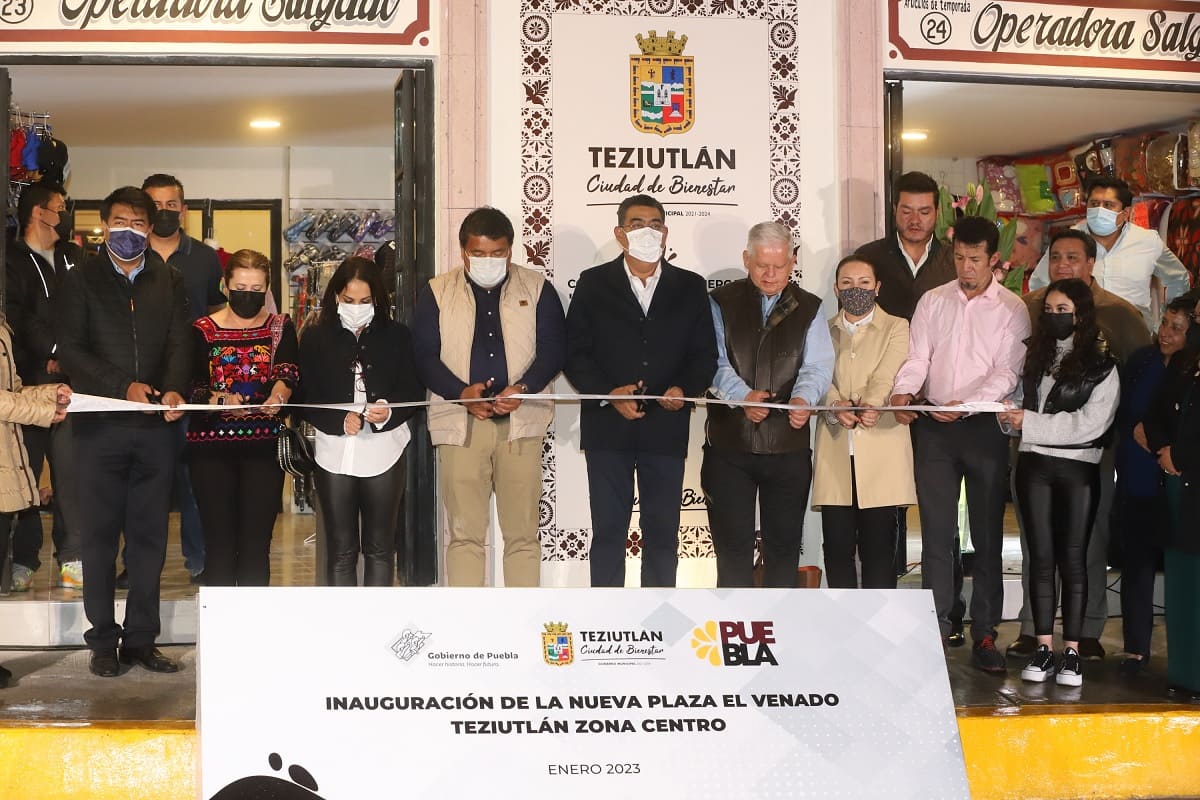 Inaugura gobernador Plaza “El Venado” en Teziutlán 3 Inaugura Sergio salomon plaza El venado en Teziutlan 1