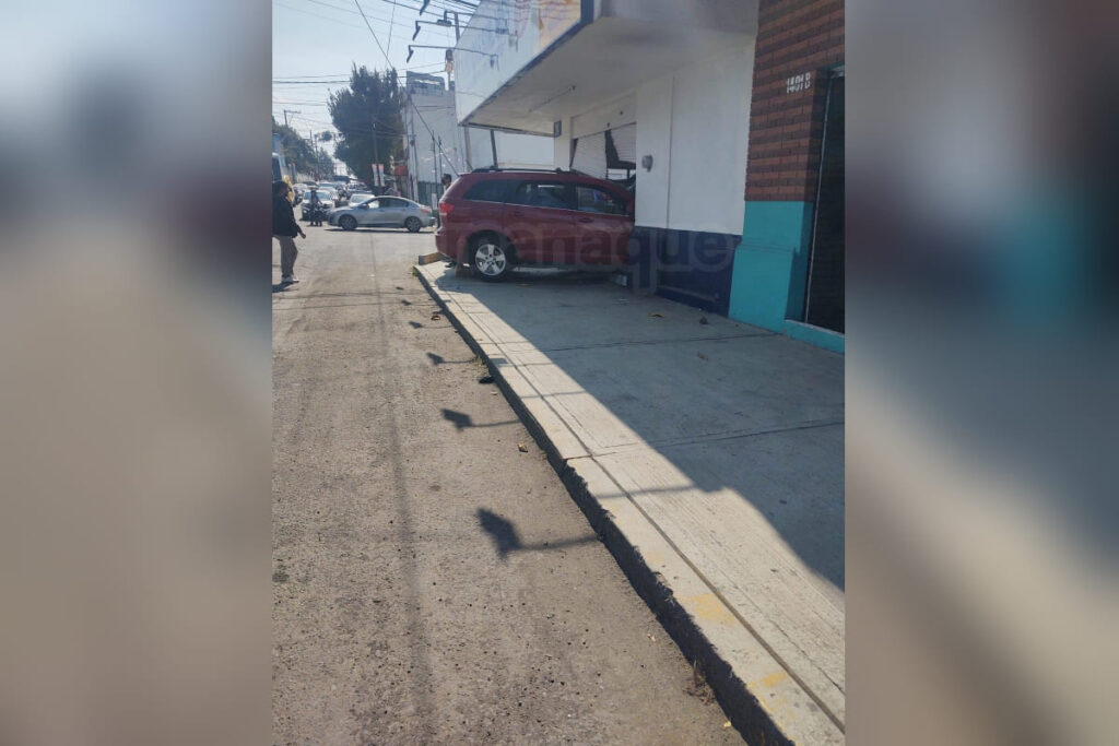 Camioneta choca contra farmacia similares