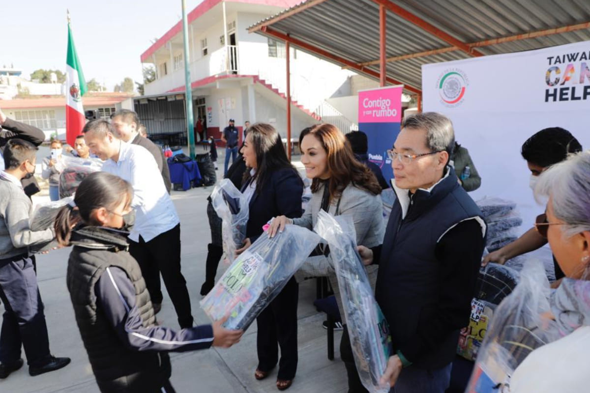 Niñas y niños de Santa Cruz Xonacatepec en Puebla capital reciben donativo de mochilas y útiles escolares 2 Donación de útiles en Xonacatepec