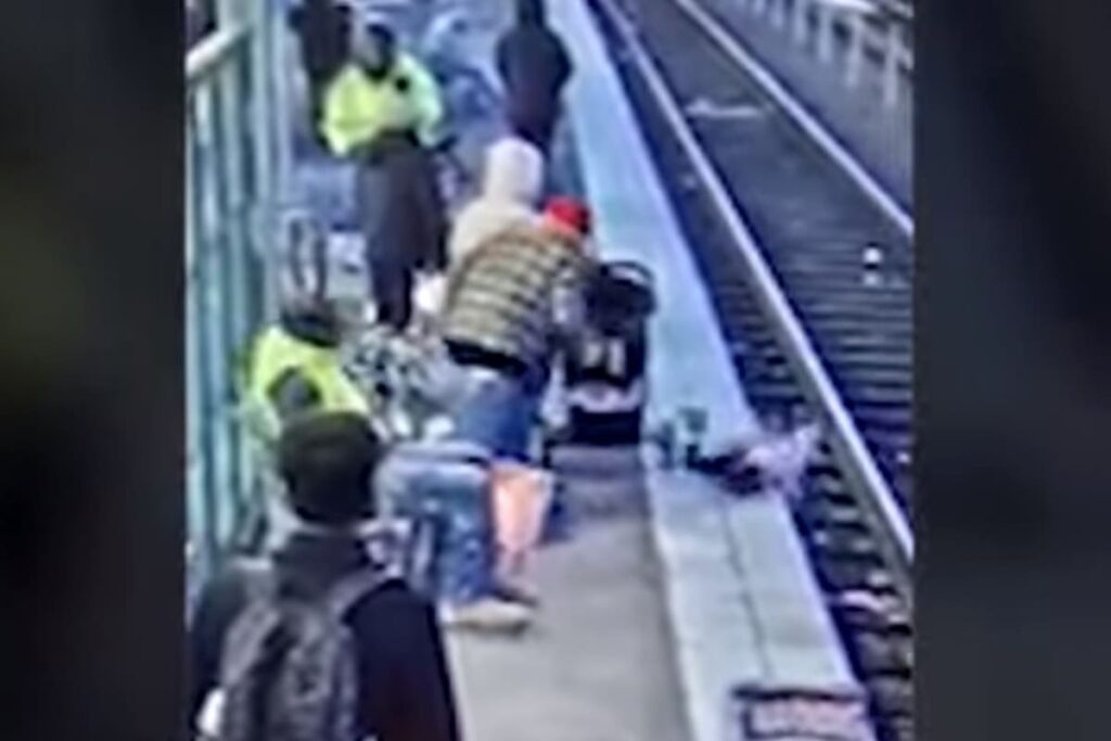 Empujan a niña en metro de Estados Unidos
