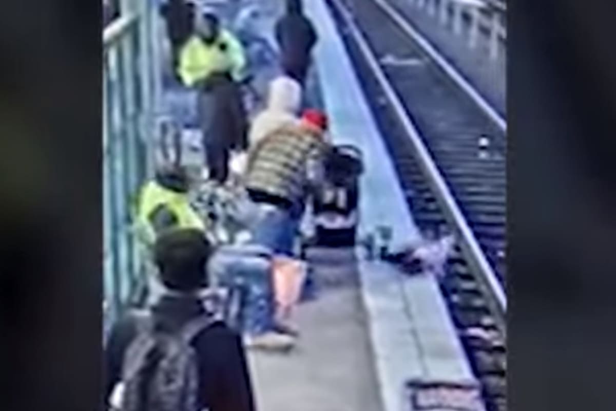 VIDEO: Mujer empuja a niña a vías del metro en Estados Unidos 2 Empujan a niña en metro de Estados Unidos