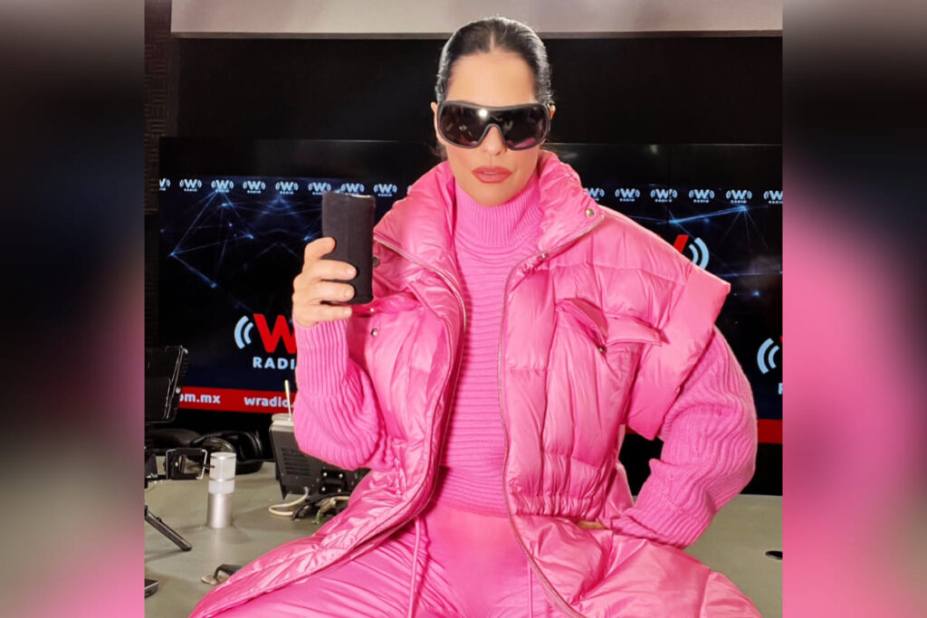 Martha Debayle lata con calcetín