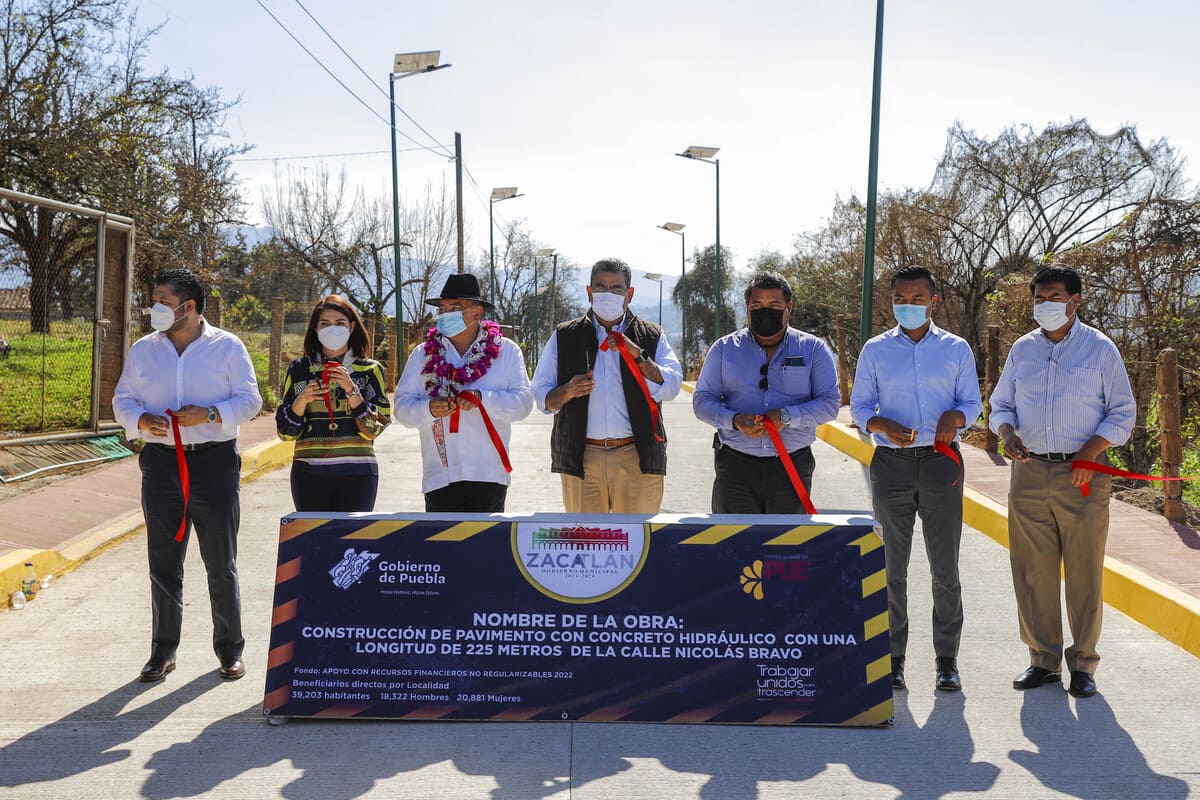 Para mejorar movilidad, gobierno estatal inaugura pavimentación de calles en Zacatlán 2 sergio salomon inaugura calles en zacatlan 1 1
