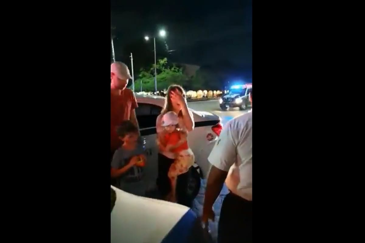 VIDEO: Taxistas en Cancún acorralan Uber con turistas a bordo 3 Taxistas acorralan Uber en Cancún