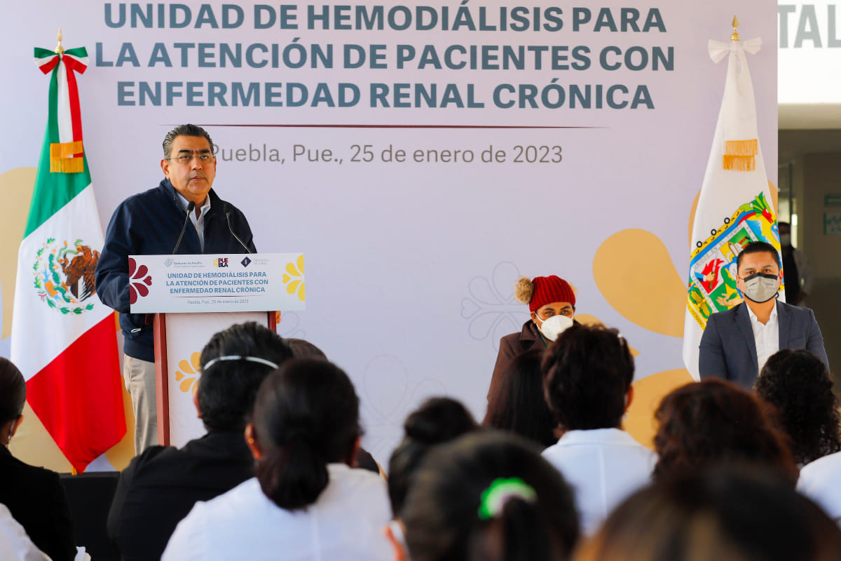 Inauguran unidad de hemodiálisis de Puebla