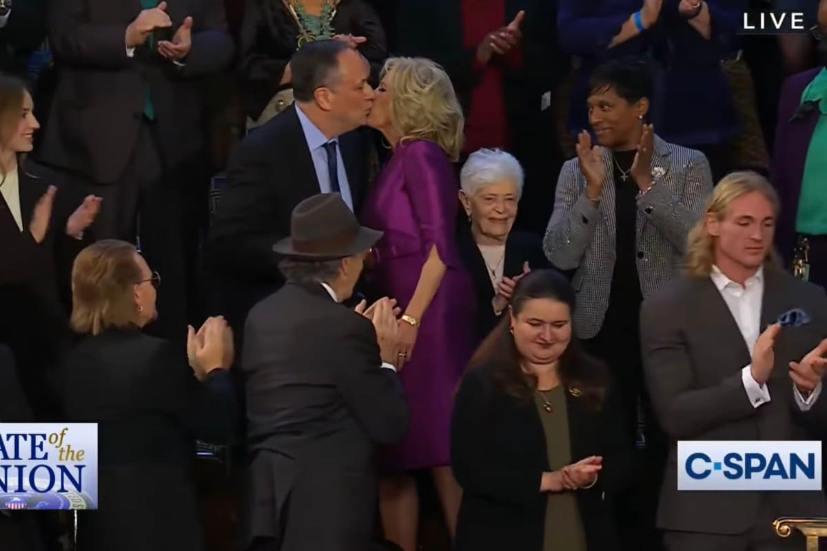 Beso Biden y Emhoff 1