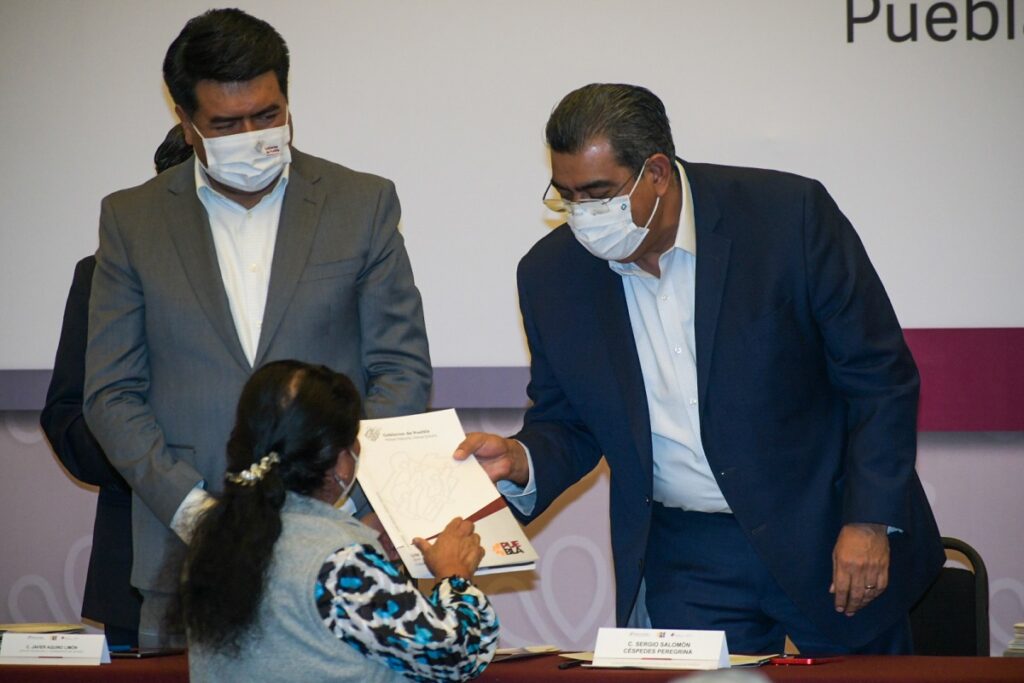 Entrega gobierno de Puebla titulos de propiedad a escuelas 3