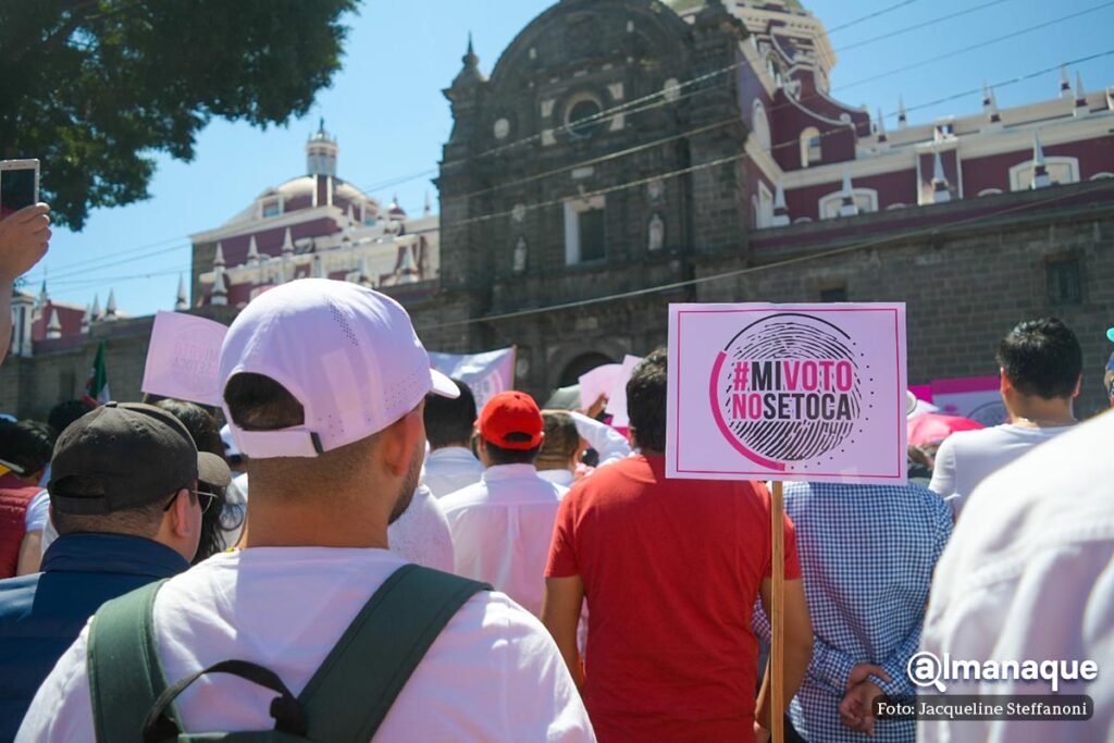Marcha el ine no se toca zocalo de Puebla 3