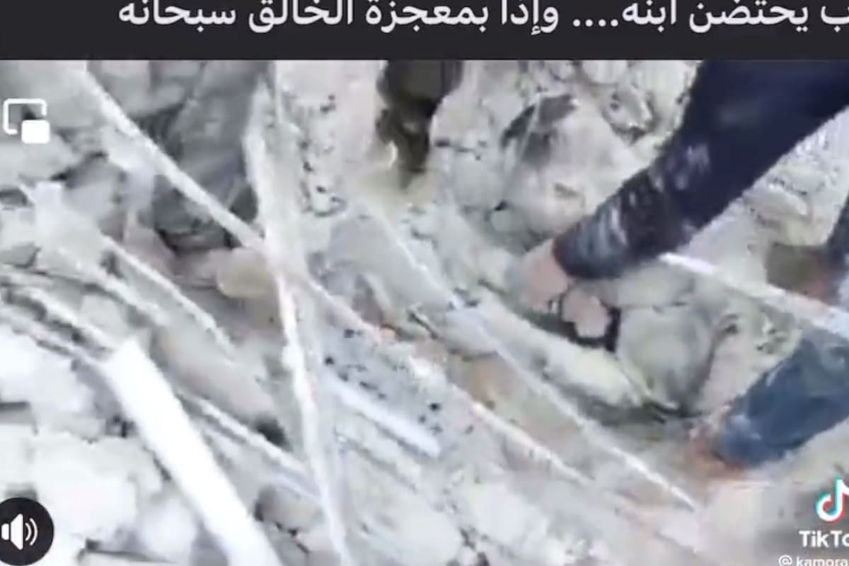 VIDEO: Rescatan cuerpo sin vida de un padre que protegió a su hijo en terremoto de Turquía, el menor sobrevivió 2 Rescatan a papá que salvó a su hijo en Turquía