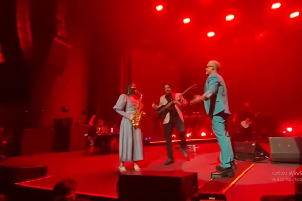 alejandro sanz invita a Maria Elena Rios a tocar con el
