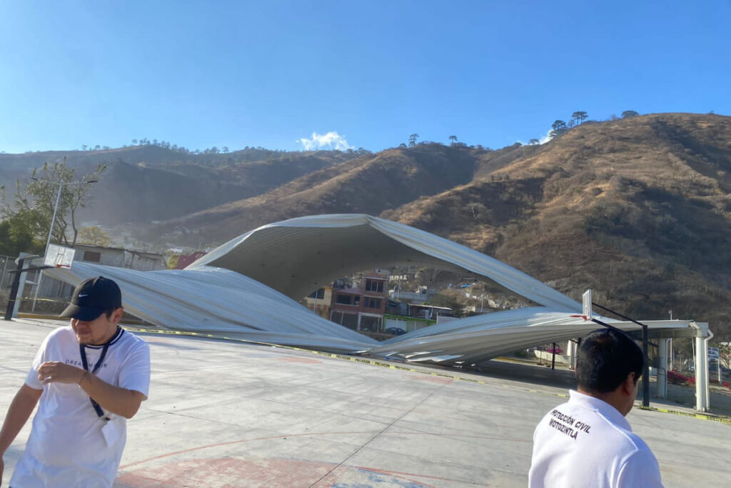 Colapsa domo en unidad deportiva de Chiapas