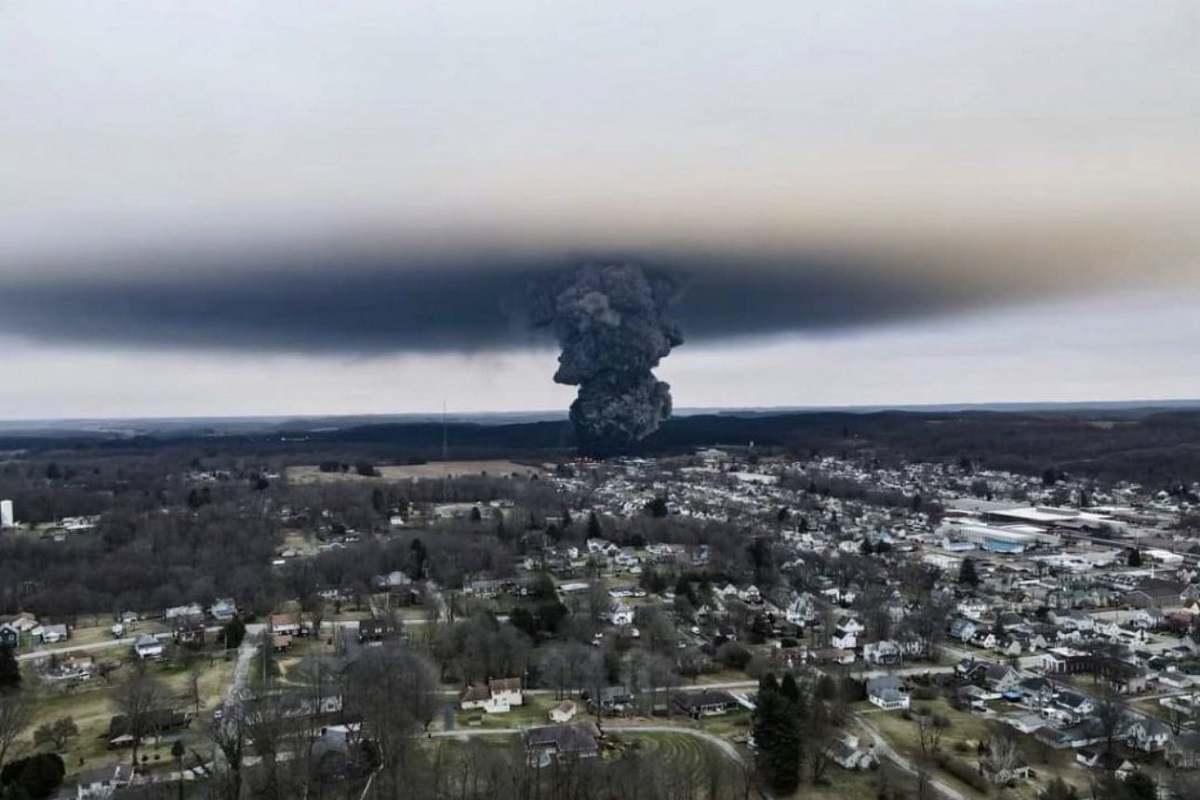 ¿Chernóbil químico? Tren cargado con cloruro de vinilo se descarrila y explota en EU 2 explosion ohio tren cargado de vinilo