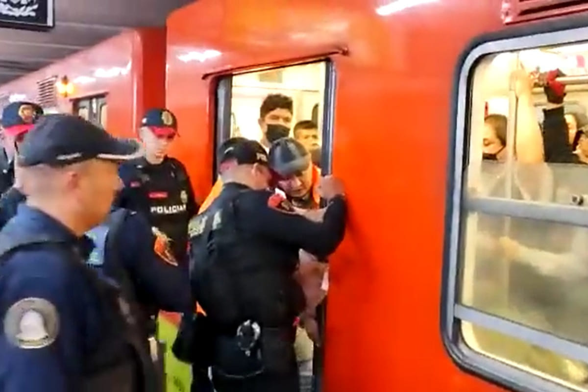 VIDEO: Hombre pierde su dedo al quedar atrapado en las puertas del Metro de la CDMX 3 Hombre pierde el dedo en el Metro de la CDMX