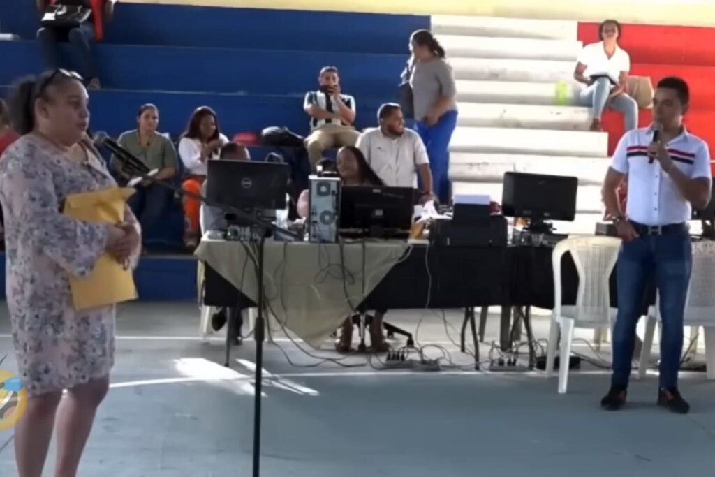 Maestra gana plaza para enseñar inglés pero no conoce el idioma